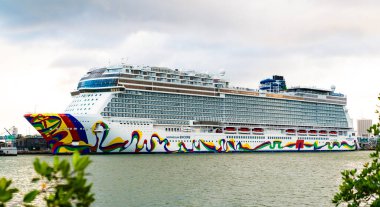 Miami, Florida, ABD - 4 Kasım 2024: Gemi tatili ve deniz seyahati. Lüks yolcu gemisi. Norveç tekrarı. Gemi seyahati. Yaz tatilinde gemi turu. Tekne gezisi.