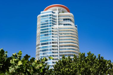 Otel mimarisi. Modern binaların mimarisi. Perspektif yerleşim yeri gökdeleni. Modern gökdelen binası. Miami sahilinde mimari bir bina. Perspektif görünümünde gökdelen.