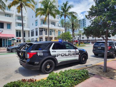 Miami, Florida, ABD - 8 Haziran 2024: Sokaktaki polis arabası. Acil 911 servisi. Miami 'de 911 polis arabası, yan görüş..