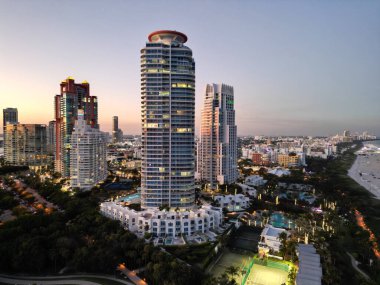 Havadan şehir manzarası. Gece Miami South plajı. Geceleri gökdelen şehri hava manzarası. Gece şehri hava manzarası. Miami 'de lüks bir gökdelen. Florida 'yı aydınlattım. Akşam günbatımında şehir silüeti.