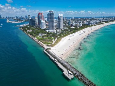 Miami marinası, Florida 'daki Skyline hava sahası. Miami 'nin güney sahili. Güney Sahili, ABD 'de liman manzarası. Skyline panorama. Deniz sahili marinası. Miami Güney Sahili hava manzarası.