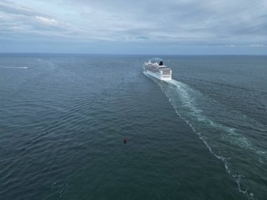 Gemi seyahati. Tatildeki yolcu gemisinin havadan görünüşü. Gemi seyahati ve deniz seyahati. Lüks yolcu gemisinin insansız hava aracı görüntüsü. Gemi port 'tan ayrılıyor.