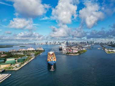 Miami 'de konteynırlı kargo gemisi servisi, hava manzaralı. Kargo gemisinde nakliye konteynırı. Kargo gemisi limandan ayrılıyor. Konteyner gemisi. İhraç ve ithalat. Kargo işi..