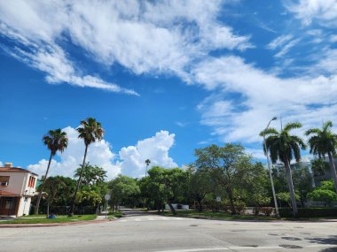 Yol ve cadde bomboş. Miami, Florida 'da ikamet eden kimse yok..