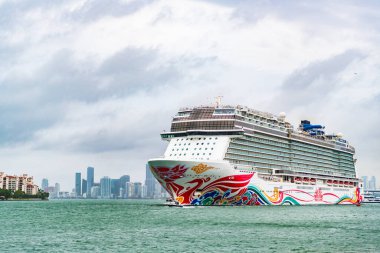 Miami, Florida, ABD - 07 Kasım 2024: Norveç sevinci. Gemi seyahati. Yaz tatilinde gemi turu. Gemi seyahati ve deniz seyahati. Lüks yolcu gemisi. Gemi Miami sahil limanından ayrılıyor..