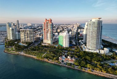 Miami 'nin gökdelen mimarisi. Miami Güney Sahili hava manzarası. Havadan Miami gökdeleni. Miami 'nin güney sahili. South Beach 'in şehir manzarası. Florida Panoraması. Lüks yaşam tarzı.