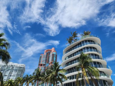 Miami sahilinde mimari bir bina. Gökdelen perspektif görüntüsü. Otel mimarisi. Mimari modern bina. Perspektif yerleşim yeri gökdeleni. Modern gökdelen binası. Yaz tatili.