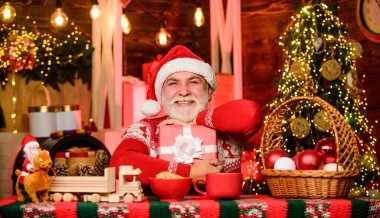 Alışveriş yap ve ye. Sakallı adam kurabiye yer. Kış tatili havası. Xmas partisi kutlaması. Büyükbaba süt içer. Noel Baba yemek yiyor. Noel Baba için. Noel kompozisyonu. Yeni yıl partisine hazırım..