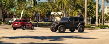 Fort Lauderdale, Florida, ABD - 25 Mart 2023: Jeep JK lüks spor araba yolda, yan görüş.