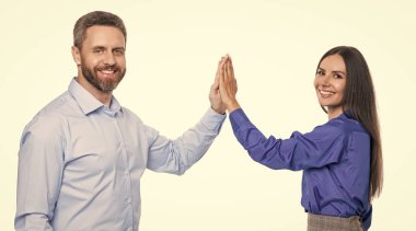 İş anlaşmasında başarılı bir anlaşma. Beyazlarla uğraşan iş adamları. Ortaklık kavramı. İş anlaşması. Anlaşmadan sonra iki iş adamı beşlik çaktı. Selamlar..