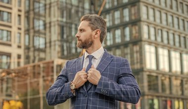 İşletme yöneticisi sokakta ceket giyiyor. Profesyonel iş adamının kravatlı fotoğrafı. Profesyonel iş adamı. Kentsel arka planda iş profesyoneli.