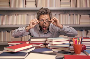 Öğretmenler gününde bilgi ve eğitim almak için sınav kitaplarını okumaya hazır olun..