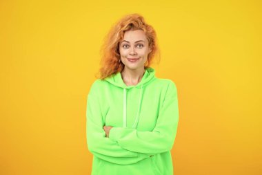 Kapüşonlu kadın sarıda izole edilmiş. Moda modeli. Şık kapüşonlu kızıl saçlı kız. Sıradan kapüşonlu, şık, beyaz bir kadın. Moda kızı modaya uygun ve parlak görünüyor..