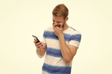 İnternette ve blogda sörf yapmak. Sohbet ve mesajlaşma. Millennial Man çevrimiçi sohbet. Adam telefonda blog yazıyor. Modern sohbet iletişimi. Erkek blogcu akıllı telefon kullanıyor. Haberleri okuyorum..