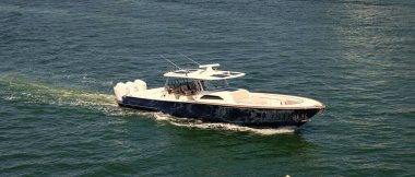 Navigasyon yatı. Sahilden uzakta özel bir tekne. Yaz tatili. Yaz mevsimi yat gezisi. Yazın yat tatili. Tekne gezisi. Seyahat ve macera. Denizdeki motorlu özel yat. Sürat teknesi.