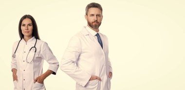 Beyaz önlüklü profesyonel doktor ve tıp kadını. İlaç ve sağlık sigortası. Hastanedeki doktor. Tıp alanında iki doktor. Steteskobu olan doktor beyaza izole edilmiş. Boşluk afişini kopyala.