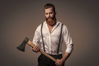 Acımasız erkek modası. Erkek vahşeti. Antika pantolon askılı, eski tip bir gaddar adam. Askılık giymiş vahşi bir adam gride izole edilmiş. Saçları kızıl saçlı, olgun bir adam. Fiziksel Vahşilik.