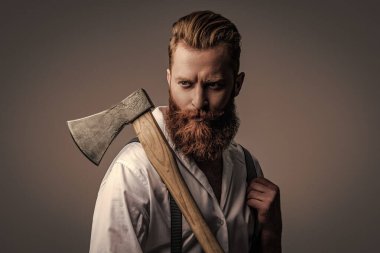 Yakışıklı, sakallı, vahşi adam. Sakal şekillendirme. Bıyıklı, Kafkas bir hippi. Sakallı adam gri yolda izole edilmiş. Sakallı adam, baltayı tut. Saç ve sakal bakımı. Klasik zarafet..