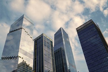 Modern şehir perspektifi. Metropolis City 'deki gökdelen. Şehir merkezinde gökdelen manzaralı. Bakış açısı. Gökdelen mimarisi. Gökdelen inşaat tekniği.