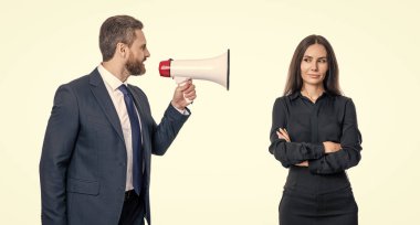İş adamları rekabeti ilan etti. İş çatışması. Hoparlördeki çalışana bağıran işadamı beyazdan izole edilmiş. İş adamının terfi konusunda ortağıyla anlaşmazlığı var. Meslektaşımla sorun.