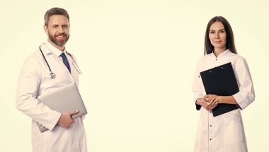 İlaç ve sağlık sigortası. Hastanedeki doktor. İki doktorun reçetesi var. Doktor ve hemşire beyaz panoya izole edilmiş. Dahiliyecisi olan profesyonel bir doktor. Reçete doldur.
