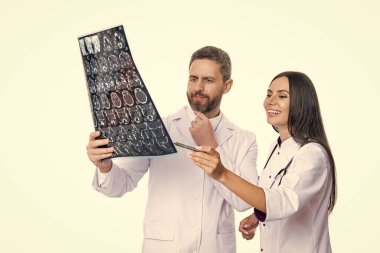 Doktor X-ray 'i beyazda izole etti. Doktor nörolog, röntgen taraması. Doktor röntgen film sağlık hizmetlerine bakıyor, Roentgen. Tıbbi elbisedeki sıhhiyeci röntgen beynini radyografik olarak tutuyor. MRI sonuçlarını yorumla.