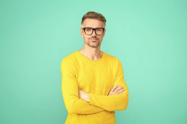 Vizyon görüşü düzeltmesi. Gözlüklü adam iyi görünüyor. Görmekte zorlanıyorum. Mavili adam için göz giysisi. Gözlükle iyi görünüyorsun. Olgun adam gözlüklü bak. Görüş keskinliği ve görme yeteneği. Görüş azaldı..