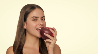 Elma meyveli genç kız. Vitamin ve diyet. Sağlıklı yemek yiyen bir kadın. Detoks diyeti. Doğal organik taze elma. Sağlıklı bir yaşam tarzı ve sağlık. Diyet ve güzellik. Detoks. Boşluğu kopyala.