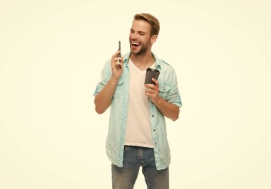 Kahve molası. Sabah araması. Genç meşgul bir adam telefonda konuşuyor. Millennial 'daki adam telefonla arıyor. Beyazdan izole edilmiş. Telefonla ve kahveyle arayan adam. Konuşuyorduk. Haberler iyi..