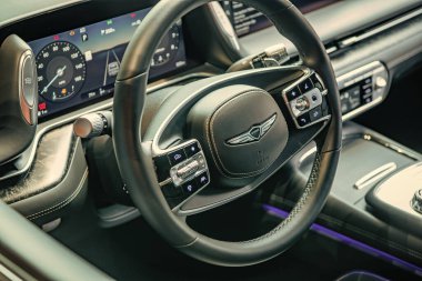 New York, ABD - 05 Ağustos 2023: Genesis G90 sedan direksiyon simidi.