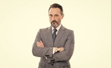 Ofis müdürü. İşadamı beyazdan izole edilmiş. Takım elbiseli bir iş adamı. Olgun iş adamı. İş adamı patronu. Başarılı bir iş. Girişimcinin başarısı. Güvenle dolu bir diplomat.