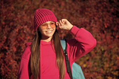 Bilgi ve eğitim. Okul eğitimi. Okula dönüyorum. Okul çantası taşıyan sonbahar kızı. Ergenlik için eğitim. Sonbahar parkındaki genç kız. Sonbahar ders çalışma zamanıdır. sonbahar biçimi.