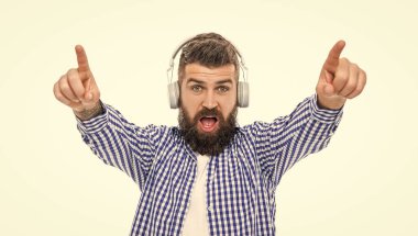Beyaz sakallı adam. Guy sesi dinle. Milenyum çağındaki hippi adam kulaklıkla müzik dinler. Müzik konsepti. Z jenerasyonu yaşam tarzı. Müzik kulaklıklarıyla ses dinleyen adam. DJ..
