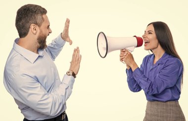 Anlaşmazlığı çözmek. Rekabet konsepti. İş çatışması. Hoparlörde çalışan bir kadına bağıran iş kadını beyazdan izole edilmiş. Patronun terfi konusunda ortağıyla anlaşmazlığı var. çakışmadan kaçınma.