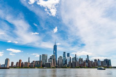 Manhattan güzel silueti, New York, Birleşik Devletler. New York City, Manhattan Skyline ile Hudson Nehri üzerinde, New York City, ABD New York şehrinin Manhattan şehir merkezindeki ufuk çizgisi