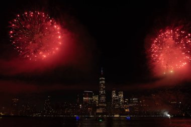New York Manhattan havai fişekleri arifesinde. Manhattan 'da havai fişekler. New York 4 Temmuz Havai fişekleri. Flashing Fireworks ile New York City Skyline Manhattan. Bağımsızlık Günü