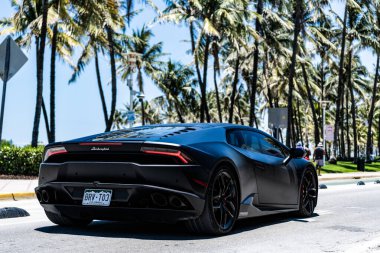 Miami Beach, Florida USA - 9 Haziran 2024 Lamborghini Huracan, Miami Beach Ocean Drive 'da siyahlara büründü. Lamborghini lüks bir İtalyan otomobil üreticisi.