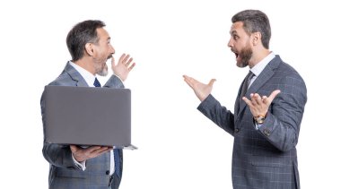 Serbest çalışan işadamları beyazları izole ediyor. Uzaktan kumanda. Serbest çalışanlar blogu internete yüklüyor. Çevrimiçi çalışan serbest çalışan. İş adamları serbest çalışmak için dizüstü bilgisayar kullanır. iş bilgisayarlarında serbest çalışma.