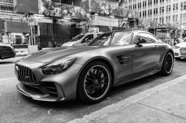 New York City, ABD - 09 Ağustos 2023: Mercedes Benz AMG GT 2018 supercar spor araba, yan köşe manzaralı.