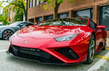 Chicago, Illinois - 29 Eylül 2020 Lamborghini Huracan LP 640-4 EVO Spyder. Kırmızı 2020 Lamborghini Huracan LP 640-4 EVO Spyder sokağa park etmiş. Lamborghini İtalyan lüks arabasıdır.