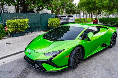 Miami Beach, Florida USA - 9 Haziran 2024 Lamborghini Huracan Tecnica Green Miami plajında. Lamborghini lüks bir İtalyan otomobil üreticisi.