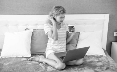 Bilgisayarında kahve blogu olan serbest çalışan pozitif bir kadın. Serbest çalışan kadın evde blog yazıyor. Evde serbest çalışan biri için blog yazıyorum. Yatakta dizüstü bilgisayarlı bir kadın.