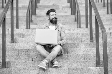 Pozitif serbest çalışan adamın sokakta dizüstü bilgisayarı var. Dizüstü bilgisayarı olan serbest çalışan bir adam. Serbest çalışan adamın dışarıda bilgisayarlı iletişimi var. Serbest Çalışan Adam 'ın online iletişimi var.