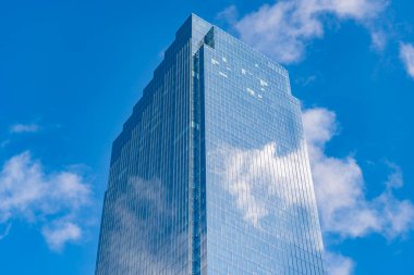 Perspektif şehir gökdeleni. İş gökdeleni binası. İş alanında mimari bir bina. Cam gökdelen. Şehir mimarisi. Modern ofis binasının mimarisi..