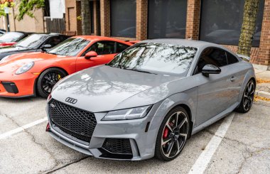 Chicago, Illinois - 29 Eylül 2024: 2018 Audi TTRS gri rengi sokağa park edildi. Audi, Alman spor arabasıdır.