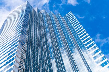 Modern ofis binasının mimarisi. Perspektif şehir gökdeleni. İş gökdeleni binası. İş alanında mimari bir bina. Cam gökdelen. Şehir mimarisi. Şehir planlaması.