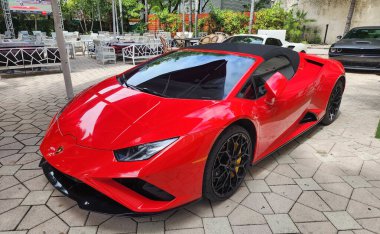 Miami Beach, Florida USA - 8 Haziran 2024: Lamborghini Huracan Miami plajında. Lamborghini lüks bir İtalyan otomobil üreticisi.