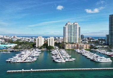 Lüks Güney Sahili marinası. Lüks bir yat. Miami güney sahili manzaralı. Yat kulübü. Marina Miami, Florida 'da. Biscayne Körfezi. Lüks yatı olan Miami marinası. Yaz tatili. Parlak tekneler.