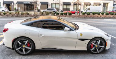 New York, ABD - 15 Mart 2024 Ferrari Portofino M üstü açılabilir lüks beyaz araba. Ferrari Portofino M dışarıda park halinde. Spor araba Ferrari Portofino. Ferrari Portofino üstü açık, yan görünüm.