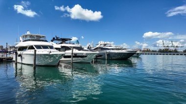 Miami sahilinde lüks bir yat. Miami Beach, Florida 'daki Marina' da. Lüks Güney Sahili marinası. Miami şehir marinası etkileyici bir yat ve teknesi var. Lauderdale Kanalı 'na demirlemiş lüks bir yat. Süper yat..